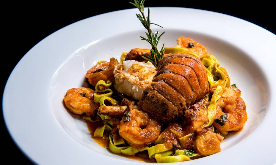 Fettuccine de espinafre com camarões, polvo e calda de cavaquinha ao molho de tomate levemente picante do Ernesto Ristorante, em Curitiba
