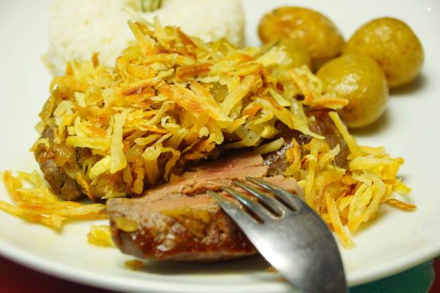 <strong><a href="https://viajeaqui.abril.com.br/estabelecimentos/br-ba-praia-do-forte-restaurante-terreiro-bahia" rel="Restaurante Terreiro Bahia" target="_blank">Restaurante Terreiro Bahia</a>, <a href="https://viajeaqui.abril.com.br/cidades/br-ba-praia-do-forte" rel="Praia do Forte" target="_self">Praia do Forte</a>, <a href="https://viajeaqui.abril.com.br/estados/br-bahia" rel="Bahia" target="_self">Bahia</a></strong> O cardápio consiste em receitas típicas da Bahia, sob a coordenação da chef Tereza Paim, que também conduz o <a href="https://viajeaqui.abril.com.br/estabelecimentos/br-ba-salvador-restaurante-casa-de-tereza" rel="Casa de Tereza" target="_self">Casa de Tereza</a> em <a href="https://viajeaqui.abril.com.br/cidades/br-ba-salvador" rel="Salvador" target="_self">Salvador</a>. Há opções clássicas de pescados, moquecas, carne de sol e de cordeiro. Entre as boas pedidas, escolha o <strong>filé de</strong> <strong>carne de sol com arroz e batata assada</strong> ou a moqueca de camarão com arroz e pirão <em><a href="https://www.booking.com/city/br/praio-do-forte.pt-br.html?aid=332455&label=viagemabril-restaurantes-no-nordeste" rel="Veja preços de hotéis na Praia do Forte no Booking.com" target="_blank">Veja preços de hotéis na Praia do Forte no Booking.com</a></em> <strong><a href="https://viajeaqui.abril.com.br/estabelecimentos/br-ba-praia-do-forte-restaurante-terreiro-bahia" rel="Restaurante Terreiro Bahia" target="_blank">Restaurante Terreiro Bahia</a>, <a href="https://viajeaqui.abril.com.br/cidades/br-ba-praia-do-forte" rel="Praia do Forte" target="_self">Praia do Forte</a>, <a href="https://viajeaqui.abril.com.br/estados/br-bahia" rel="Bahia" target="_self">Bahia</a></strong> O cardápio consiste em receitas típicas da Bahia, sob a coordenação da chef Tereza Paim, que também conduz o <a href="https://viajeaqui.abril.com.br/estabelecimentos/br-ba-salvador-restaurante-casa-de-tereza" rel="Casa de Tereza" target="_self">Casa de Tereza</a> em <a href="https://viajeaqui.abril.com.br/cidades/br-ba-salvador" rel="Salvador" target="_self">Salvador</a>. Há opções clássicas de pescados, moquecas, carne de sol e de cordeiro. Entre as boas pedidas, escolha o <strong>filé de</strong> <strong>carne de sol com arroz e batata assada</strong> ou a moqueca de camarão com arroz e pirão <em><a href="https://www.booking.com/city/br/praio-do-forte.pt-br.html?aid=332455&label=viagemabril-restaurantes-no-nordeste" rel="Veja preços de hotéis na Praia do Forte no Booking.com" target="_blank">Veja preços de hotéis na Praia do Forte no Booking.com</a></em>