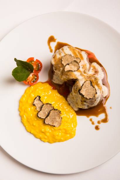 Filé de vitela com fondue de queijo pecorino trufado e risoto de açafrão do restaurante Alloro, no Rio de Janeiro