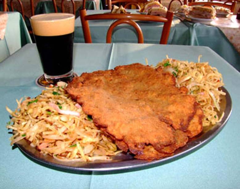 Filé mignon à milanesa à francesa do bar Cervantes, no Rio de Janeiro