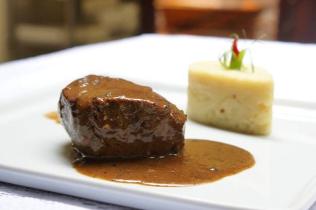 <strong><a href="https://viajeaqui.abril.com.br/estabelecimentos/br-ba-salvador-restaurante-casa-de-tereza" rel="Restaurante Casa de Tereza" target="_blank">Restaurante Casa de Tereza</a>, <a href="https://viajeaqui.abril.com.br/cidades/br-ba-salvador" rel="Salvador" target="_self">Salvador</a>, <a href="https://viajeaqui.abril.com.br/estados/br-bahia" rel="Bahia" target="_blank">Bahia</a></strong> Personagens e elementos da cultura baiana são evocados com louvor pela chef Tereza Paim em seu cardápio, que preza pela sustentabilidade ao optar por ingredientes orgânicos e peixes de pescadores locais. Na entrada, o destaque é o Negão - bolinho de feijoada com couve. Outra boa pedida é o <strong>filé ao molho de tamarindo</strong>. Às quintas, o restaurante é embalado por jazz, bossa e ritmos cubanos <em><a href="https://www.booking.com/city/br/salvador.pt-br.html?aid=332455&label=viagemabril-restaurantes-no-nordeste" rel="Veja preços de hotéis em Salvador no Booking.com" target="_blank">Veja preços de hotéis em Salvador no Booking.com</a></em> <strong><a href="https://viajeaqui.abril.com.br/estabelecimentos/br-ba-salvador-restaurante-casa-de-tereza" rel="Restaurante Casa de Tereza" target="_blank">Restaurante Casa de Tereza</a>, <a href="https://viajeaqui.abril.com.br/cidades/br-ba-salvador" rel="Salvador" target="_self">Salvador</a>, <a href="https://viajeaqui.abril.com.br/estados/br-bahia" rel="Bahia" target="_blank">Bahia</a></strong> Personagens e elementos da cultura baiana são evocados com louvor pela chef Tereza Paim em seu cardápio, que preza pela sustentabilidade ao optar por ingredientes orgânicos e peixes de pescadores locais. Na entrada, o destaque é o Negão - bolinho de feijoada com couve. Outra boa pedida é o <strong>filé ao molho de tamarindo</strong>. Às quintas, o restaurante é embalado por jazz, bossa e ritmos cubanos <em><a href="https://www.booking.com/city/br/salvador.pt-br.html?aid=332455&label=viagemabril-restaurantes-no-nordeste" rel="Veja preços de hotéis em Salvador no Booking.com" target="_blank">Veja preços de hotéis em Salvador no Booking.com</a></em>