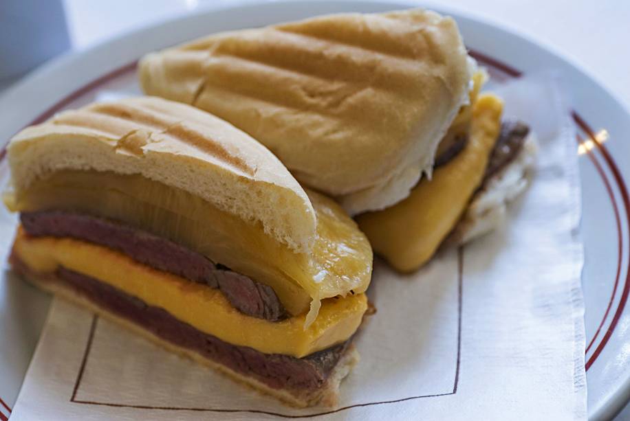 Filet mignon com abacaxi e queijo do Cervantes, no Rio de Janeiro