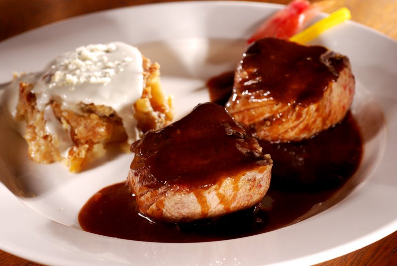 Filet Scandinavian (filet mignon grelhado com molho de tutano e vinho tinto) do Restaurante Domingos, em Porto de Galinhas, Pernambuco.