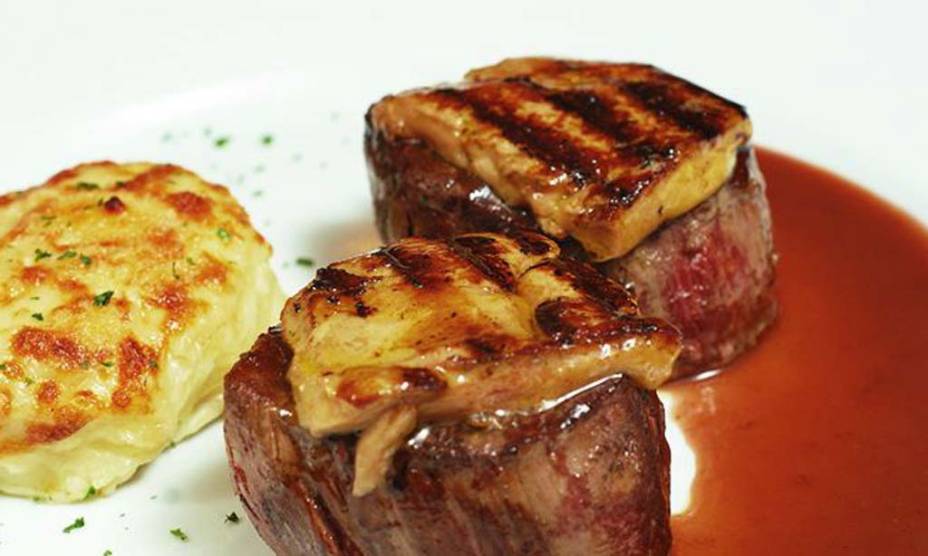 Filetto di manzo Strasburghese (filé mignon com redução de vinho do Porto, foie gras fresco e aroma de trufas, acompanhado de batata gratinada) do restaurante Terzetto, no Rio de Janeiro