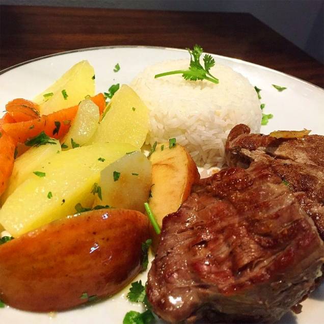<strong><a href="https://viajeaqui.abril.com.br/estabelecimentos/br-rn-natal-restaurante-ancora-caipira" rel="Restaurante Âncora Caipira" target="_blank">Restaurante Âncora Caipira</a>, <a href="https://viajeaqui.abril.com.br/cidades/br-rn-natal" rel="Natal" target="_self">Natal</a>, <a href="https://viajeaqui.abril.com.br/estados/br-rio-grande-do-norte" rel="Rio Grande do Norte" target="_self">Rio Grande do Norte</a></strong> Não estranhe se as imagens que compõem a decoração da casa te remeterem ao sertão potiguar: esse é o objetivo dos proprietários da casa, naturais de Seridó. As receitas da casa lembram os velhos costumes do povo nordestino, com receitas como a carne de sol assada e cozida na nata e o camarão na moranga com queijo coalho. Na hora do almoço, vá de filézinho sertanejo acompanhado de arroz e legumes <em><a href="https://www.booking.com/city/br/natal.pt-br.html?aid=332455&label=viagemabril-restaurantes-no-nordeste" rel="Veja preços de hotéis em Natal no Booking.com" target="_blank">Veja preços de hotéis em Natal no Booking.com</a></em> <strong><a href="https://viajeaqui.abril.com.br/estabelecimentos/br-rn-natal-restaurante-ancora-caipira" rel="Restaurante Âncora Caipira" target="_blank">Restaurante Âncora Caipira</a>, <a href="https://viajeaqui.abril.com.br/cidades/br-rn-natal" rel="Natal" target="_self">Natal</a>, <a href="https://viajeaqui.abril.com.br/estados/br-rio-grande-do-norte" rel="Rio Grande do Norte" target="_self">Rio Grande do Norte</a></strong> Não estranhe se as imagens que compõem a decoração da casa te remeterem ao sertão potiguar: esse é o objetivo dos proprietários da casa, naturais de Seridó. As receitas da casa lembram os velhos costumes do povo nordestino, com receitas como a carne de sol assada e cozida na nata e o camarão na moranga com queijo coalho. Na hora do almoço, vá de filézinho sertanejo acompanhado de arroz e legumes <em><a href="https://www.booking.com/city/br/natal.pt-br.html?aid=332455&label=viagemabril-restaurantes-no-nordeste" rel="Veja preços de hotéis em Natal no Booking.com" target="_blank">Veja preços de hotéis em Natal no Booking.com</a></em>