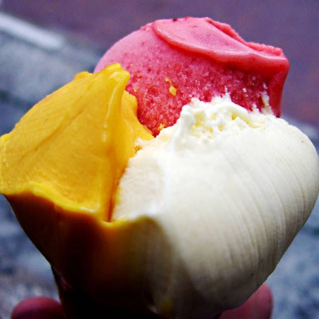 <strong>Sorvete, Itália</strong>Sorbet, semifreddo, sorvete. Os italianos levaram ao extremo a antiga arte de dar sabor à neve recolhida no alto das montanhas. Enriqueceram-na com leite, texturas, nozes, pistache, frutas e ervas, mas o que realmente distancia a produção italiana do resto é sua cremosidade ímpar. Em <a href="https://viajeaqui.abril.com.br/cidades/italia-san-gimignano" rel="San Gimigano" target="_blank">San Gimigano</a>, na Toscana, uma pequena sorveteria é considerada a melhor do mundo, conquistando várias competições <strong>Sorvete, Itália</strong>Sorbet, semifreddo, sorvete. Os italianos levaram ao extremo a antiga arte de dar sabor à neve recolhida no alto das montanhas. Enriqueceram-na com leite, texturas, nozes, pistache, frutas e ervas, mas o que realmente distancia a produção italiana do resto é sua cremosidade ímpar. Em <a href="https://viajeaqui.abril.com.br/cidades/italia-san-gimignano" rel="San Gimigano" target="_blank">San Gimigano</a>, na Toscana, uma pequena sorveteria é considerada a melhor do mundo, conquistando várias competições