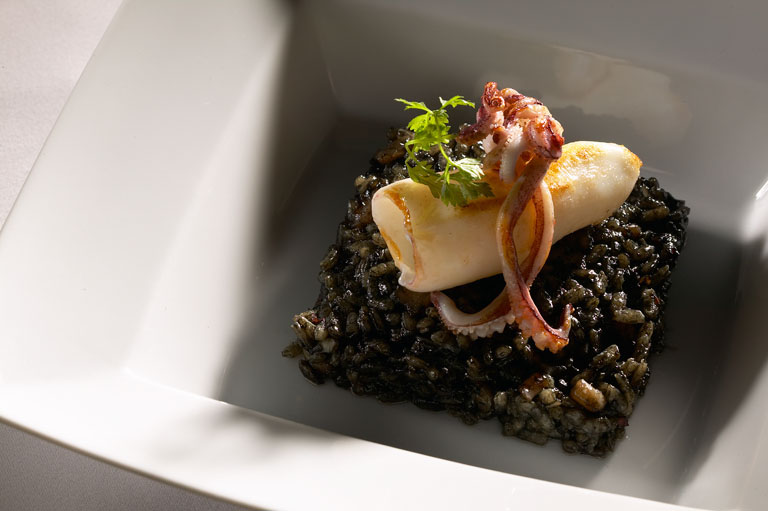 Arroz negro com lulas, do restaurante Fishbar, em São Paulo Arroz negro com lulas, do restaurante Fishbar, em São Paulo