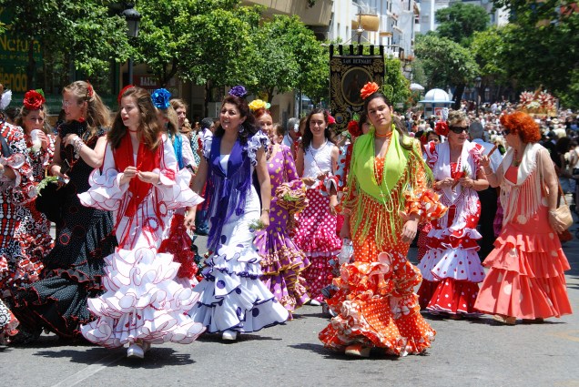 <strong>Espanha: flamenca</strong> Essa é a vestimenta das famosas dançarinas de Flamenco, fenômeno musical que geralmente ocorre em festas na - ou sobre a - Andaluzia, a região sul da Espanha. Seu corte é comprido, até os tornozelos, e conta com muitos (muitos!) babados nas mangas e na barra. Frequentemente, é acompanhado por um xale e as mulheres sempre utilizam sapatos de salto alto e cabelo em coque