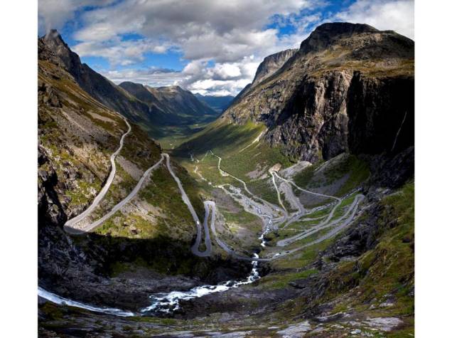 <strong>Trollstigen, <a href="http://viajeaqui.abril.com.br/paises/noruega" rel="Noruega" target="_blank">Noruega</a></strong>Em pouco mais de cinco quilômetros o Caminho do Troll (ser da mitologia escandinava) é um impressionante zigue-zague entre o fundo do vale e o alto da montanha. Com uma inclinação de 9% (9 metros verticais a cada cem metros horizontais), a estrada é parte da Rodovia 63, que une Valldal a Åndalsnes