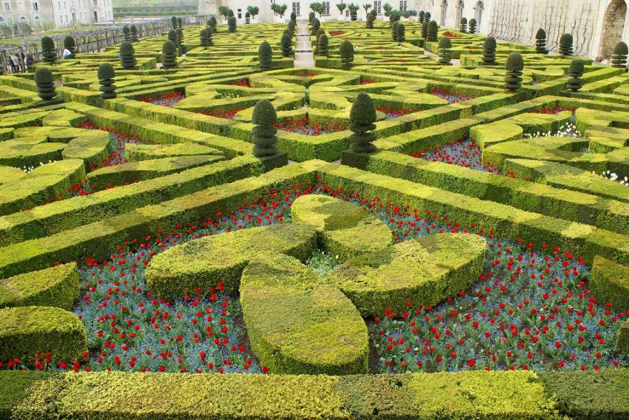 <strong>Chateau de Villandry, Vale do Loire, França</strong>Versalhes pode ser considerado o mais famoso jardim francês, mas não é páreo para <a href="https://viajeaqui.abril.com.br/estabelecimentos/franca-vale-do-loire-atracao-chateau-de-villandry" rel="Villandry" target="_blank">Villandry</a> em termos de elaboração artística. Seu projeto paisagístico é uma colcha de retalhos e apuro técnico que faz a alegria dos entusiastas por labirintos e padrões simétricos. Construído no século 16 por um dos ministros de Francisco I, teve como base trabalhos renascentistas italianos.Os horários para visitação variam bastante durante o ano, sendo mais longos durante o verão e mais curtos no inverno.