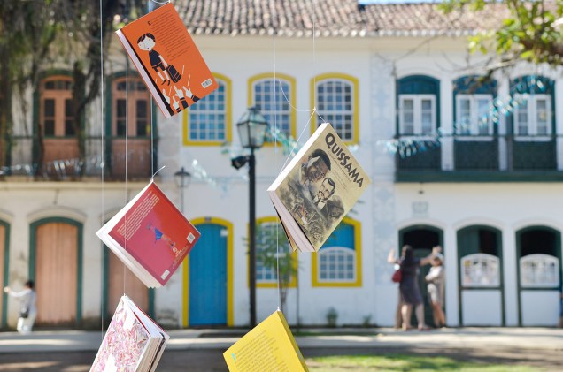 Livros pendurados em árvores durante a 12ª Festa Literária Internacional de Paraty