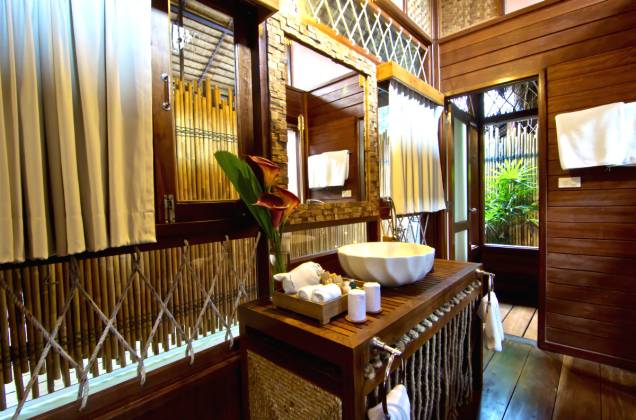 Banheiro do <a href="http://www.booking.com/hotel/th/the-floathouse-river-kwai.pt-br.html?aid=332455&label=viagemabril-hoteisflutuantes" rel="Float House River Kwai " target="_blank">Float House River Kwai</a>