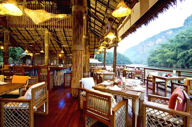 Todos os chalés foram construídos com bambu e a tradicional madeira chamada teak. 