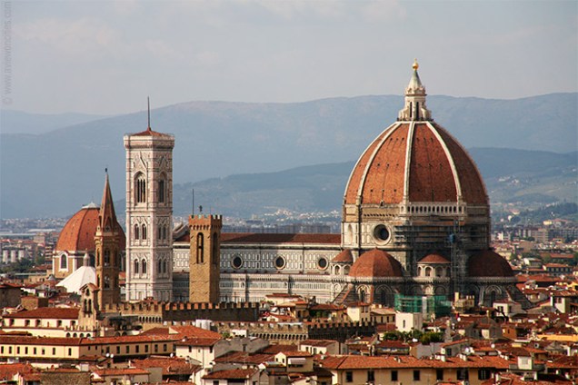2.º lugar: <a href="https://viajeaqui.abril.com.br/cidades/italia-florenca-firenze" rel="Florença" target="_blank"><strong>Florença</strong></a>, <strong>Itália</strong><br />  A clássica vista de Florença com o campanário e a famosa cúpula do Duomo: desenvolvida às margens do Rio Arno, a cidade de mais de 2 mil anos teve seu auge no Renascimento e hoje preserva as melhores travessuras de Michelângelo e Botticelli, entre outros mestres, no coração da Toscana.