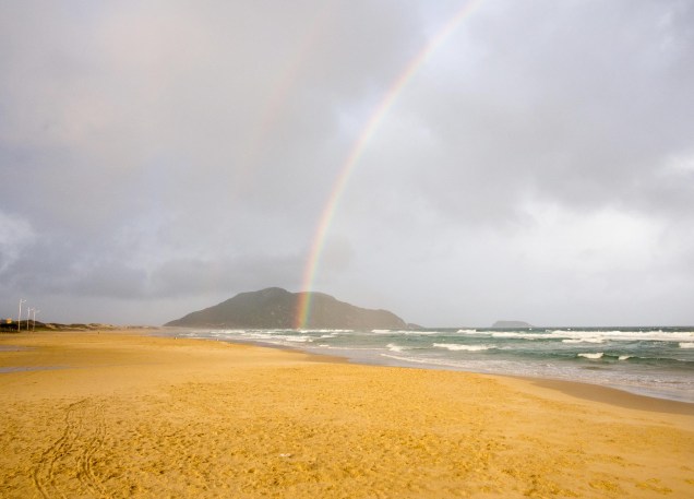<strong>2. <a href="https://viajeaqui.abril.com.br/cidades/br-sc-florianopolis" rel="Florianópolis (SC)" target="_blank">Florianópolis (SC)</a></strong>                Uma das praias mais frequentadas por visitantes LGBT é a <a href="https://viajeaqui.abril.com.br/estabelecimentos/br-sc-florianopolis-atracao-praia-mole" rel="Praia Mole" target="_blank">Praia Mole</a>, do lado leste da ilha. O clima é de paquera, e as barracas GLS – entre elas, o Bar do Deca –, ficam no cantinho esquerdo