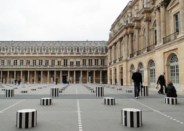 O Palais Royal era o antigo palácio do todo-poderoso Cardeal Richelieu, o mesmo que foi sarcasticamente retratado nos contos de Alexandre Dumas O Palais Royal era o antigo palácio do todo-poderoso Cardeal Richelieu, o mesmo que foi sarcasticamente retratado nos contos de Alexandre Dumas