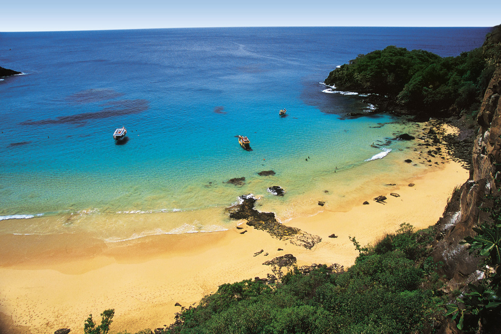 Presença certa em qualquer lista que envolva as praias mais bonitas do Brasil, o acesso à Baía do Sancho pode ser feito de bugue, caminhonete ou barco