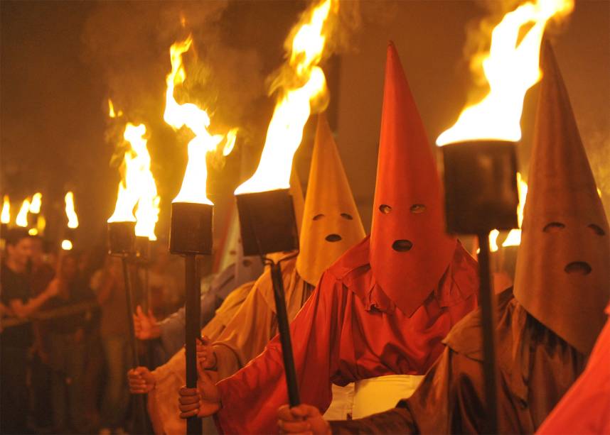 Os farricocos tomam as ruas de <a href="https://viagemeturismo.abril.com.br/cidades/goias/" target="_blank">Goiás</a> portando tochas que iluminam a cidade histórica e encenam a perseguição a Jesus Cristo Os farricocos tomam as ruas de <a href="https://viagemeturismo.abril.com.br/cidades/goias/" target="_blank">Goiás</a> portando tochas que iluminam a cidade histórica e encenam a perseguição a Jesus Cristo