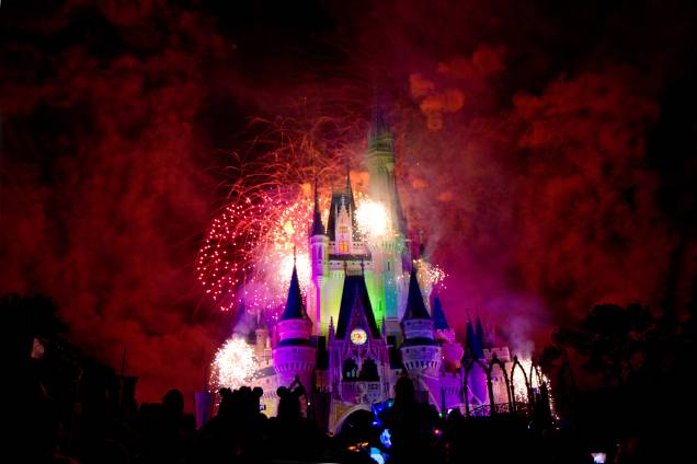 <strong><a href="http://viajeaqui.abril.com.br/cidades/estados-unidos-orlando" rel="Orlando" target="_blank">Orlando</a> na Disney — CINCO NOITES COM TRASLADOS</strong>São 5 noites no <a href="https://disneyworld.disney.go.com/" rel="Disney’s Pop Century" target="_blank">Disney’s Pop Century</a>, com traslados aos parques e bônus para estender a permanência neles, antes ou depois de fecharem, mas sem ingressos.<strong>Quando:</strong> em 15/12<strong>Quem leva:</strong> <a href="http://www.cvc.com.br/index.aspx" rel="CVC" target="_blank">CVC</a> - (11) 3003-9282<strong>Quanto:</strong> US$ 1067