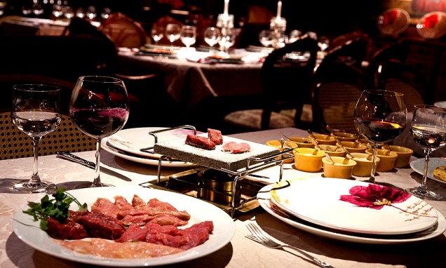 <strong><a href="https://viajeaqui.abril.com.br/estabelecimentos/br-rs-gramado-restaurante-belle-du-valais" rel="5. Belle du Valais " target="_self">5. Belle du Valais </a></strong> Um dos restaurantes estrelados da cidade tem um ótimo fondue de carne na pedra - bom pra ser apreciado com um bom vinho. <strong><a href="https://viajeaqui.abril.com.br/estabelecimentos/br-rs-gramado-restaurante-belle-du-valais" rel="5. Belle du Valais " target="_self">5. Belle du Valais </a></strong> Um dos restaurantes estrelados da cidade tem um ótimo fondue de carne na pedra - bom pra ser apreciado com um bom vinho.