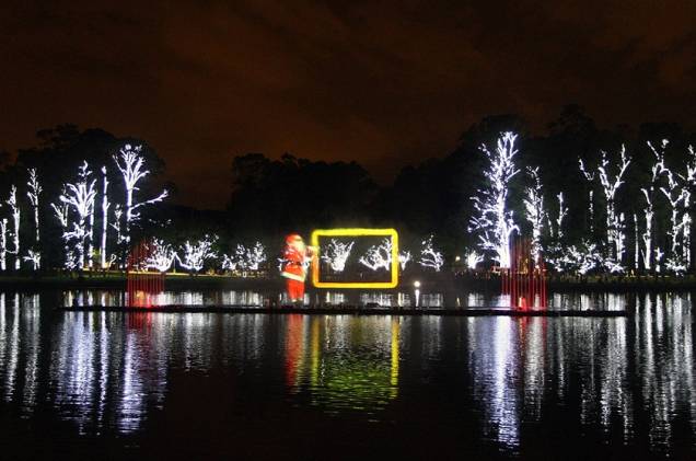 Nos Natais, o lago do parque costuma ficar iluminado com projeções temáticas, atraindo famíllias para também curtir o local nas noites de dezembro