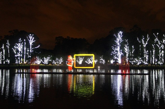 Nos Natais, o lago do parque costuma ficar iluminado com projeções temáticas, atraindo famíllias para também curtir o local nas noites de dezembro