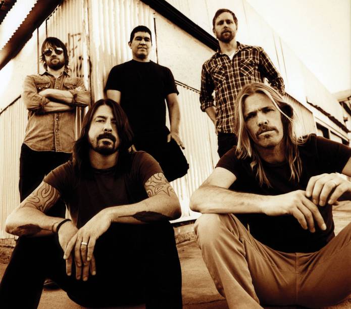 <strong>LOLLAPALOOZA BRASIL</strong><br />              <br />              <strong>Foo Fighters</strong> (foto), <strong>Arctic Monkeys</strong>, <strong>Jane’s Addiction</strong>, <strong>Joan Jett </strong>and the <strong>Blackhearts</strong>, <strong>O Rappa</strong>, <strong>Plebe Rude </strong>e muito mais. O festival Lollapalooza causou polvorosa quando anunciou seus convidados, e os fãs se desesperaram com o suplício da tentativa de compra virtual. Passado o tumulto da pré-venda, ainda existem ingressos disponíveis.                            <strong>Onde e Quando: </strong>São Paulo, dias 7 e 8 de abril, no Jockey Club                            <strong>Ingressos: </strong>para o dia 7 já estão esgotados, mas para o dia 8 não. Estão à venda diretamente no <a href="https://www.lollapaloozabr.com/tickets-ga/ " rel="site no evento" target="_blank">site no evento</a> <strong>LOLLAPALOOZA BRASIL</strong><br />              <br />              <strong>Foo Fighters</strong> (foto), <strong>Arctic Monkeys</strong>, <strong>Jane’s Addiction</strong>, <strong>Joan Jett </strong>and the <strong>Blackhearts</strong>, <strong>O Rappa</strong>, <strong>Plebe Rude </strong>e muito mais. O festival Lollapalooza causou polvorosa quando anunciou seus convidados, e os fãs se desesperaram com o suplício da tentativa de compra virtual. Passado o tumulto da pré-venda, ainda existem ingressos disponíveis.                            <strong>Onde e Quando: </strong>São Paulo, dias 7 e 8 de abril, no Jockey Club                            <strong>Ingressos: </strong>para o dia 7 já estão esgotados, mas para o dia 8 não. Estão à venda diretamente no <a href="https://www.lollapaloozabr.com/tickets-ga/ " rel="site no evento" target="_blank">site no evento</a>