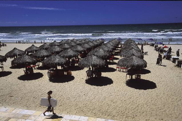 A Praia do Futuro é extensa, com faixa de areia larga e barracas sempre cheias