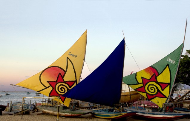 Na orla da Praia de Mucuripe em Fortaleza (CE) tem coqueiros, quadras de esportes e bons restaurantes. No mar e na areia, jangadas ajudam a compor o cenário