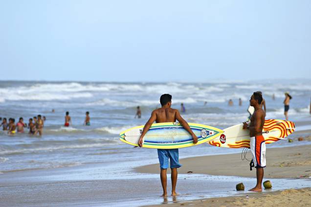 Aqueles que gostam de surfe podem se aventurar no mar na Praia do Futuro