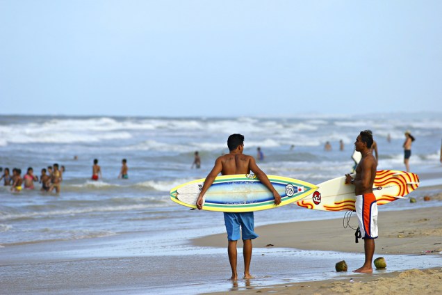 <strong>8º lugar - Praia do Futuro, em Fortaleza</strong><br />  <br />  Aqueles que gostam de surfe (ou de surfistas) podem se aventurar no mar na <a href="https://viajeaqui.abril.com.br/estabelecimentos/br-ce-fortaleza-atracao-praia-do-futuro" rel="Praia do Futuro">Praia do Futuro</a>, a melhor praia de Fortaleza (CE), segundo o GUIA QUATRO RODAS. Na orla, há megabarracas que seguem animadas à noite com shows de humor e música