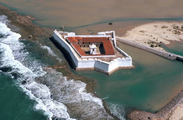 O Forte dos Reis Magos, em forma de estrela, foi construído sobre recifes com cascalho de ostras, areia, pedras e óleo de baleia.