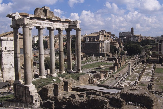 <strong>3. Fórum Romano: </strong>O <a href="https://viajeaqui.abril.com.br/estabelecimentos/italia-roma-atracao-foro-romano" target="_self"><strong>Fórum Romano</strong></a> foi o centro da cidade durante o Império Romano, onde funcionavam a vida comercial e os tribunais