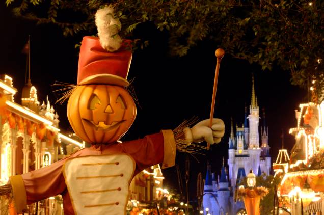 Decoração de Halloween no complexo Magic Kingdom, em Orlando