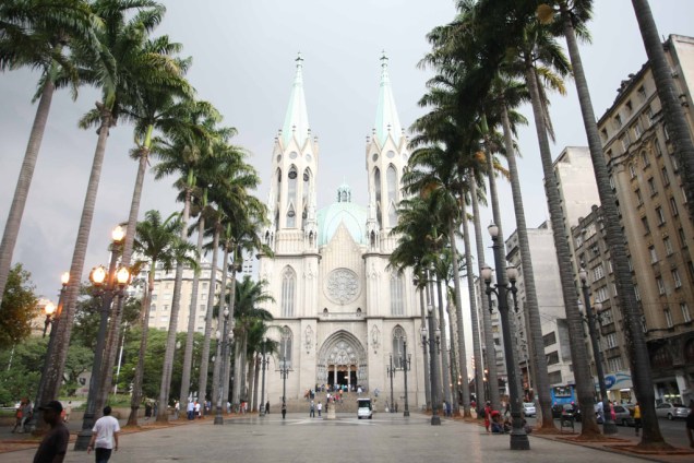 Com fachada neogótica, a Catedral Metropolitana tem 11m de comprimento, torres de 92 m e ocupa o quarteirão todo