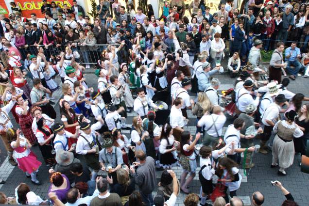 <strong>Blumenau, Santa Catarina</strong> Não há como deixar <a href="https://viajeaqui.abril.com.br/cidades/br-sc-blumenau">Blumenau </a>fora da lista. Sua Oktoberfest é a maior da América do Sul e atrai dezenas de milhares de visitantes todos os anos <strong>Blumenau, Santa Catarina</strong> Não há como deixar <a href="https://viajeaqui.abril.com.br/cidades/br-sc-blumenau">Blumenau </a>fora da lista. Sua Oktoberfest é a maior da América do Sul e atrai dezenas de milhares de visitantes todos os anos