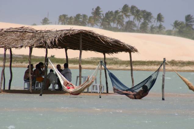 Redes em quiosque dentro do mar na Praia de Tatajuba Redes em quiosque dentro do mar na Praia de Tatajuba