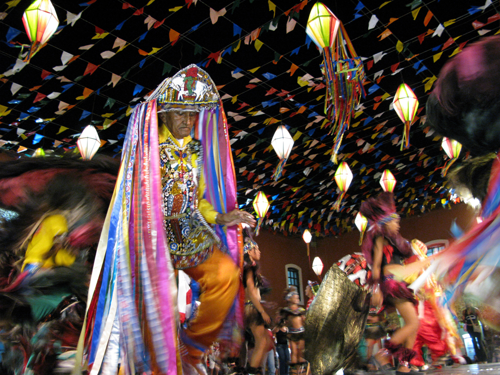Durante o mês de junho, cerca de 250 grupos folclóricos invadem as ruas da capital e divertem-se ao redor do boi colorido na festa do Bumba Meu Boi
