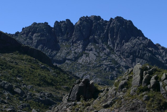 O trekking até o Pico das Agulhas Negras, um dos mais altos do país, exige caminhada de 3 horas e bom condicionamento físico