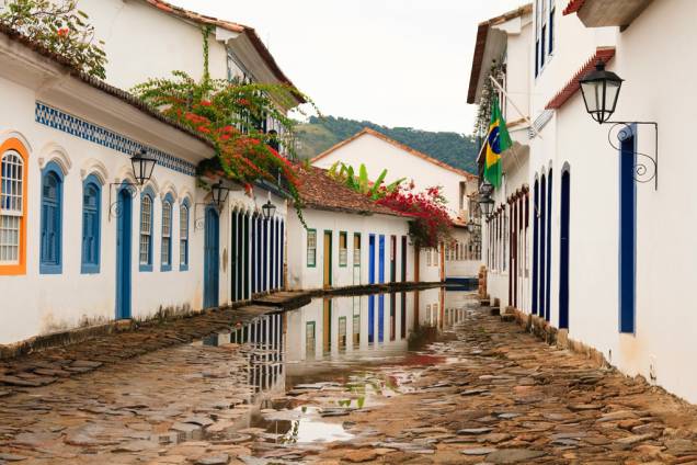 <strong><a href="https://viajeaqui.abril.com.br/estabelecimentos/br-rj-paraty-atracao-centro-historico" rel="Centro Histórico" target="_blank">Centro Histórico</a> de <a href="https://viajeaqui.abril.com.br/cidades/br-rj-paraty" rel="Paraty (RJ)" target="_blank">Paraty (RJ)</a></strong> A chuva impediu sua ida à praia? Em Paraty isso não é um problema. Um passeio pelo Centro Histórico da cidade revela curiosidades muito interessantes. Igrejas, ateliês e restaurantes aparecem a cada viela, e formam um colorido único e irresistível. Aproveite os charmosos cafés para sentar e curtir o clima de antigamente. Mas tome cuidado porque o calçamento de pedra fica escorregadio quando molhado. <strong>Quando:</strong> todos os dias, em qualquer horário. <strong>Quanto:</strong> gratuito. <strong><a href="https://viajeaqui.abril.com.br/estabelecimentos/br-rj-paraty-atracao-centro-historico" rel="Centro Histórico" target="_blank">Centro Histórico</a> de <a href="https://viajeaqui.abril.com.br/cidades/br-rj-paraty" rel="Paraty (RJ)" target="_blank">Paraty (RJ)</a></strong> A chuva impediu sua ida à praia? Em Paraty isso não é um problema. Um passeio pelo Centro Histórico da cidade revela curiosidades muito interessantes. Igrejas, ateliês e restaurantes aparecem a cada viela, e formam um colorido único e irresistível. Aproveite os charmosos cafés para sentar e curtir o clima de antigamente. Mas tome cuidado porque o calçamento de pedra fica escorregadio quando molhado. <strong>Quando:</strong> todos os dias, em qualquer horário. <strong>Quanto:</strong> gratuito.