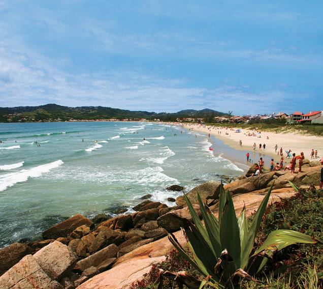 A Praia central de Garopaba tem mar calmo e areia batida, ideal para caminhada e para o futebol no final de tarde