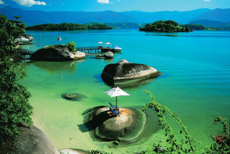 Angra dos Reis tem 365 ilhas, com mar verde-água, areia branquinha e vegetação de Mata Atlântica