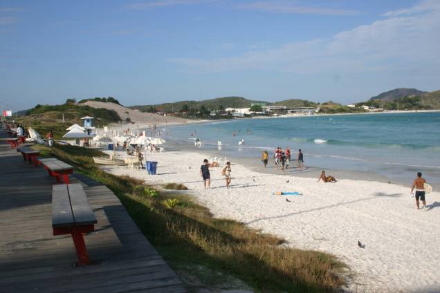 Ao longo da orla da Praia do Forte, na avenida beira-mar, espalham-se barracas, hotéis e restaurantes