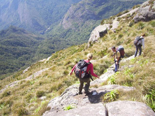 O Parque Nacional Serra dos Órgãos abriga trilhas, piscinas naturais e picos