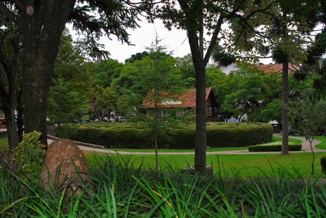 Feito de arbustos com 2m, o Labirinto Verde desafia o visitante a encontrar o caminho para o centro e o retorno para a Praça das Flores