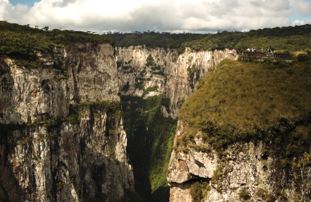 Principal atração do Parque de Apardos da Serra, o Cânion do Itaimbezinho impressiona, são gigantescos paredões de 720 m de profundidade e 6 km de comprimento