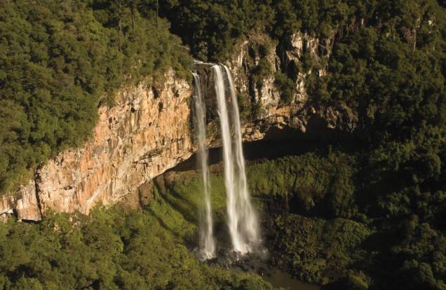 Cartão-postal do Rio de Grande do Sul, a Cascata do Caracol tem 131 metros de altura
