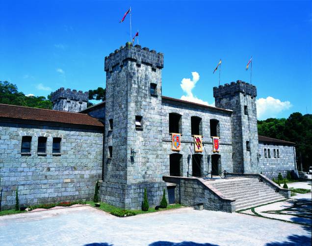 No Castelo Medieval Château Lacave funcionários vestidos com roupas de época levam os visitantes para conhecer o processo de elaboração dos vinhos No Castelo Medieval Château Lacave funcionários vestidos com roupas de época levam os visitantes para conhecer o processo de elaboração dos vinhos