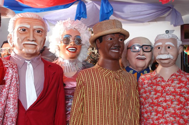 Os bonecos gigantes são o símbolo do Carnaval de Olinda. Uma das alegorias, o Homem da Meia-Noite, desfila à zero hora do sábado para marcar o início dos festejos