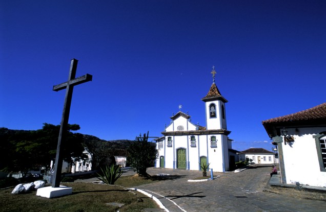 Do lado de fora da Igreja Nossa Senhora do Rosário ficam a Cruz da Gameleira e o Chafariz do Rosário